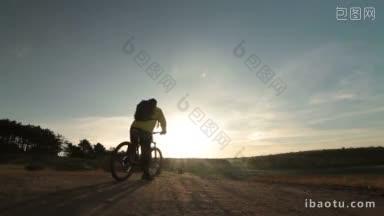日出时骑越野自行车